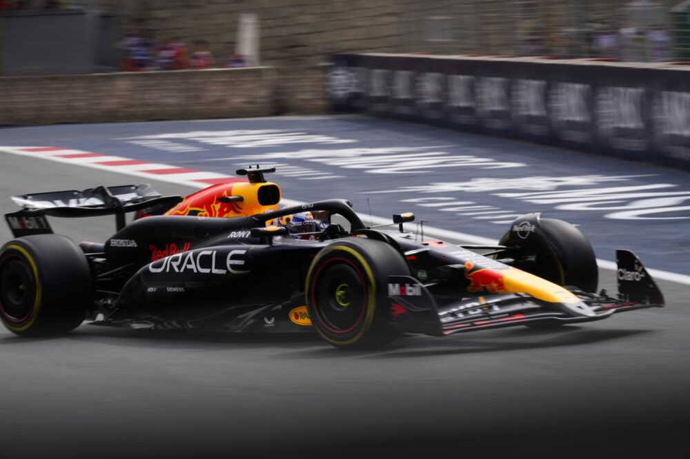 F1, Verstappen piazza la zampata in FP1 a Baku. Leclerc parte forte ma va a muro