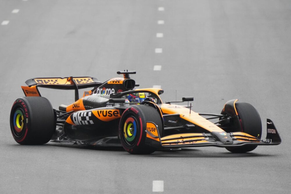 F1, Piastri batte Leclerc dopo un duello rovente a Baku. Incidente Sainz Perez, 5° Verstappen