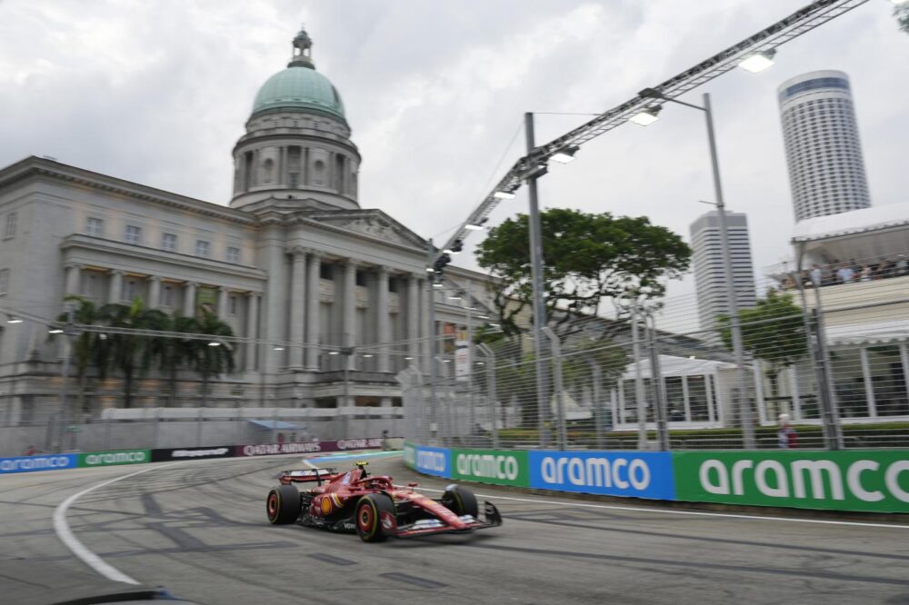 F1, disastro Sainz a Singapore: schianta la Ferrari in Q3 e provoca la bandiera rossa