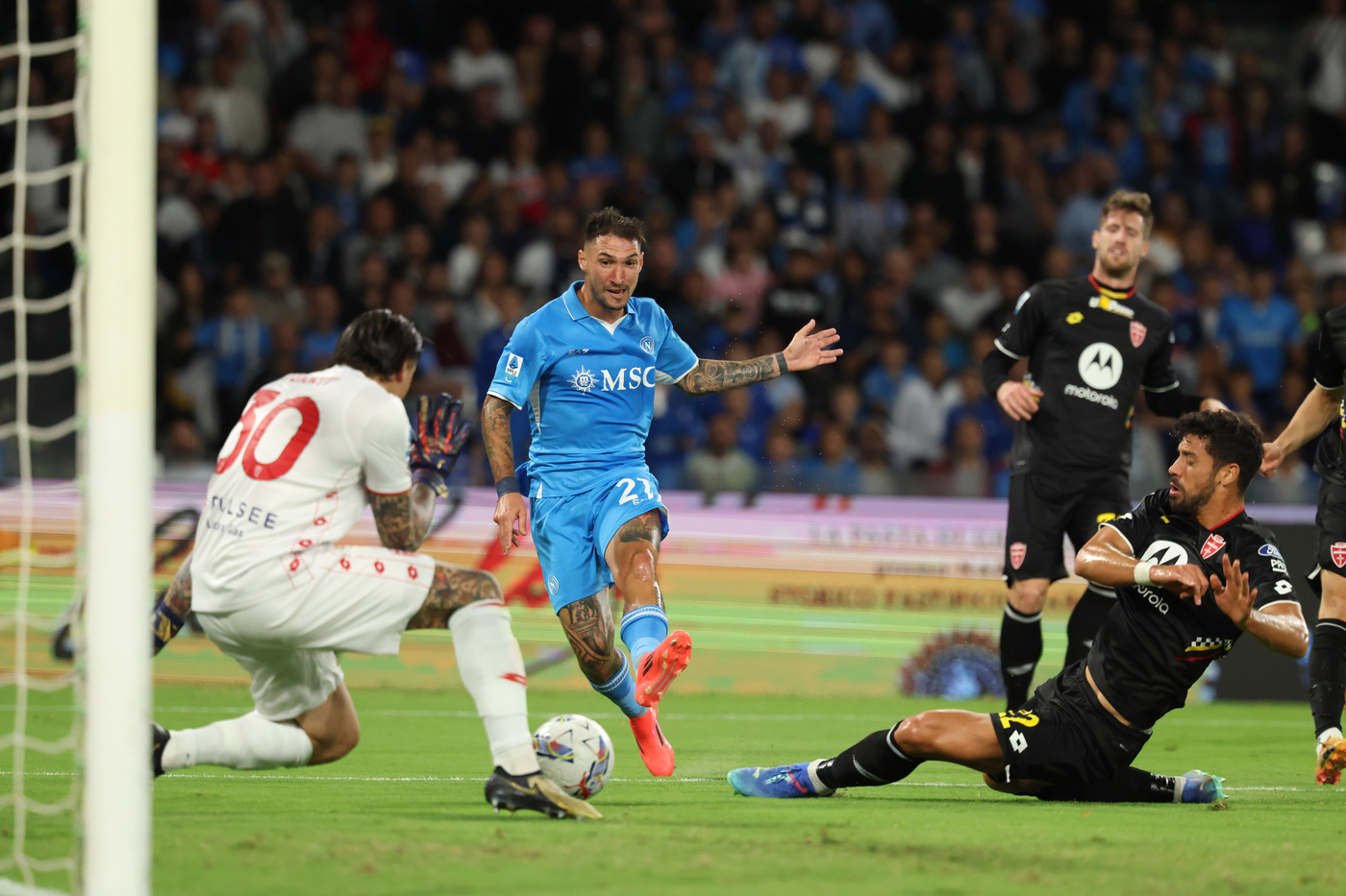 il Napoli batte il Monza 2-0 e vola in vetta. Vincono anche