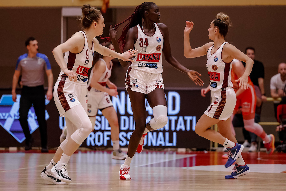 Basket femminile, la Reyer Venezia batte Schio e conquista la Supercoppa 2024