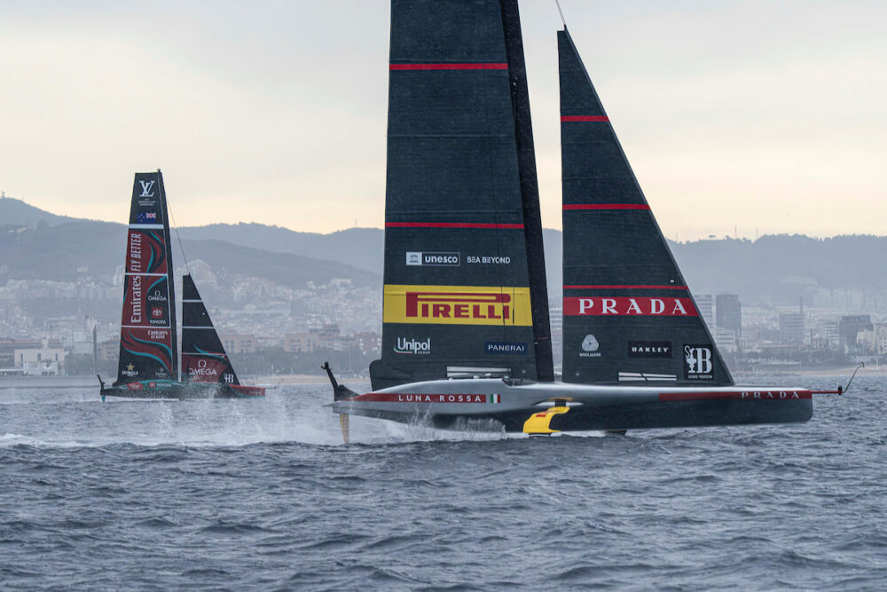 Luna Rossa, che mazzata! Ineos Britannia fa il vuoto nello spareggio e vince il round robin di Louis Vuitton Cup