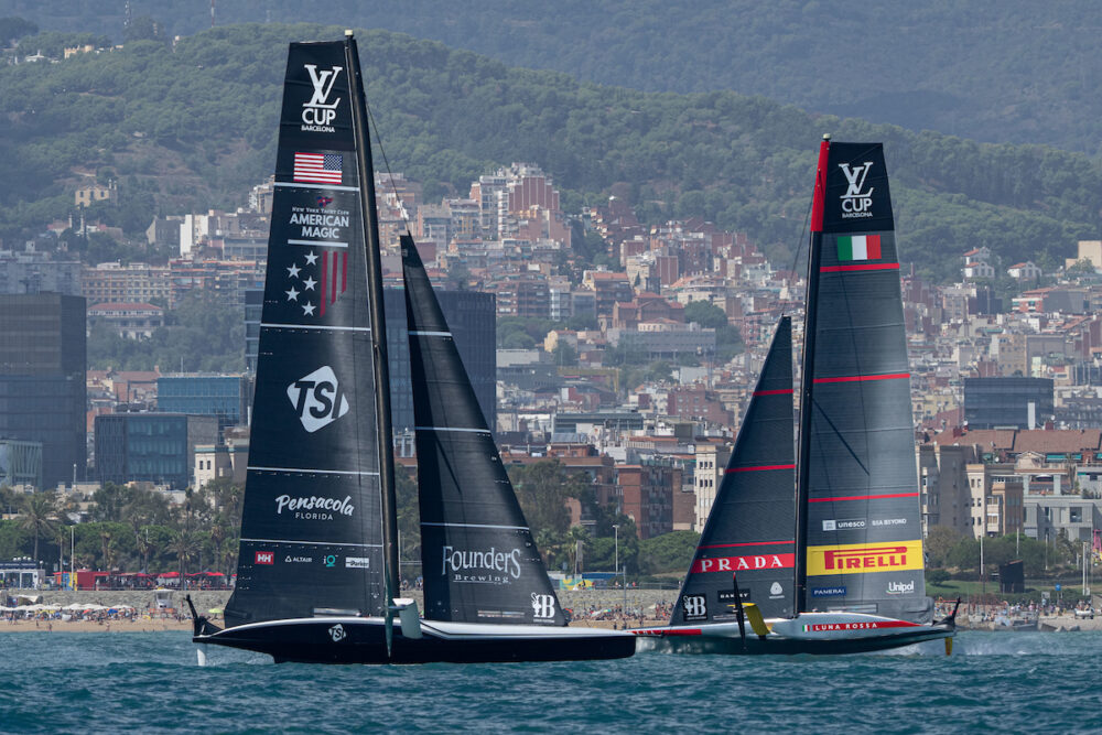 Luna Rossa e American Magic: velocità molto simili. La barca italiana la spunta in poppa