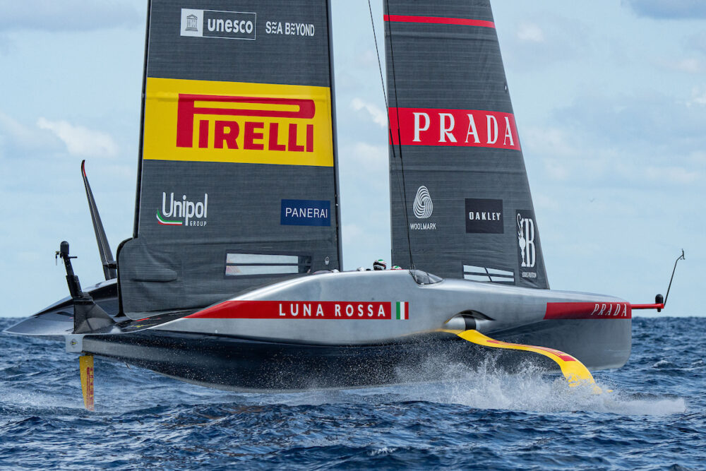 Cos’è successo a Luna Rossa? Rottura incredibile durante la regata e brividi a bordo VIDEO