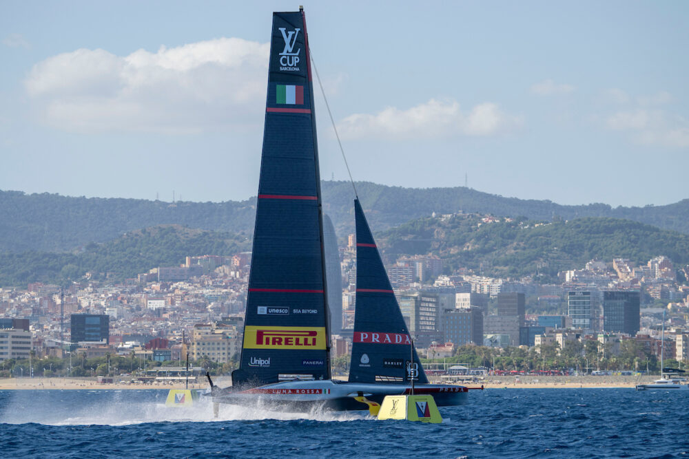 Luna Rossa sbaglia, poi reagisce: 3 3 contro Ineos, i video delle regate di oggi