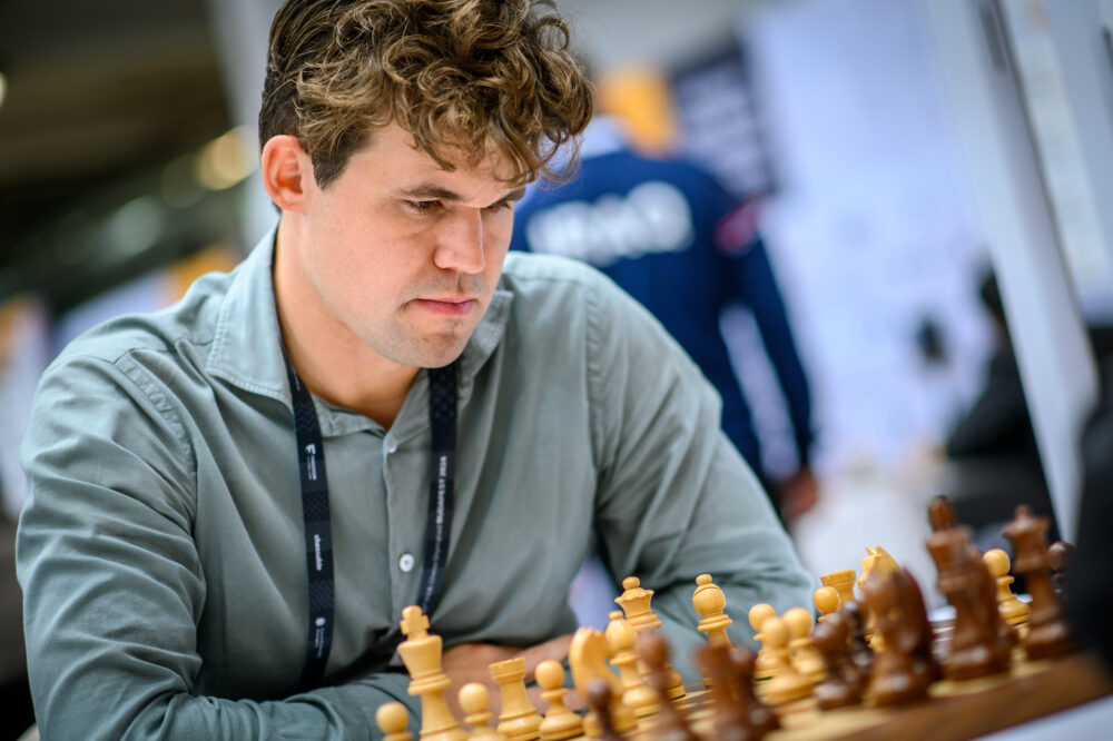 Scacchi, Magnus Carlsen migliore di sempre per la FIDE: “Carriera di Kasparov migliore, lui sarebbe contro Russia e Bielorussia riammesse”