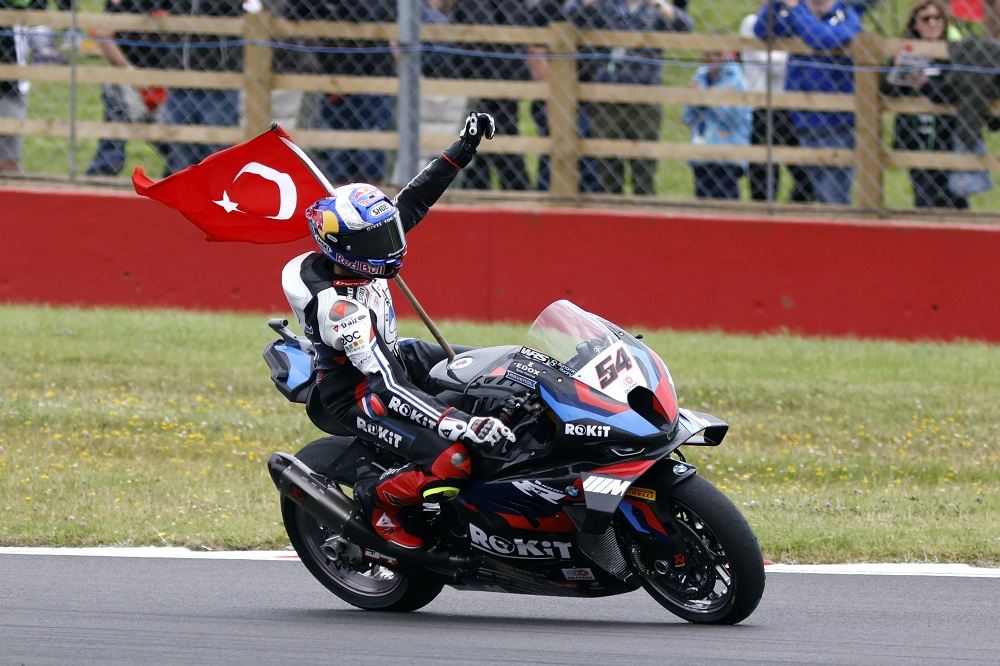 Superbike: tutto facile per Razgatlioglu nella gara 1 del GP di Estoril. Ma Bulega tiene ancora aperti i giochi