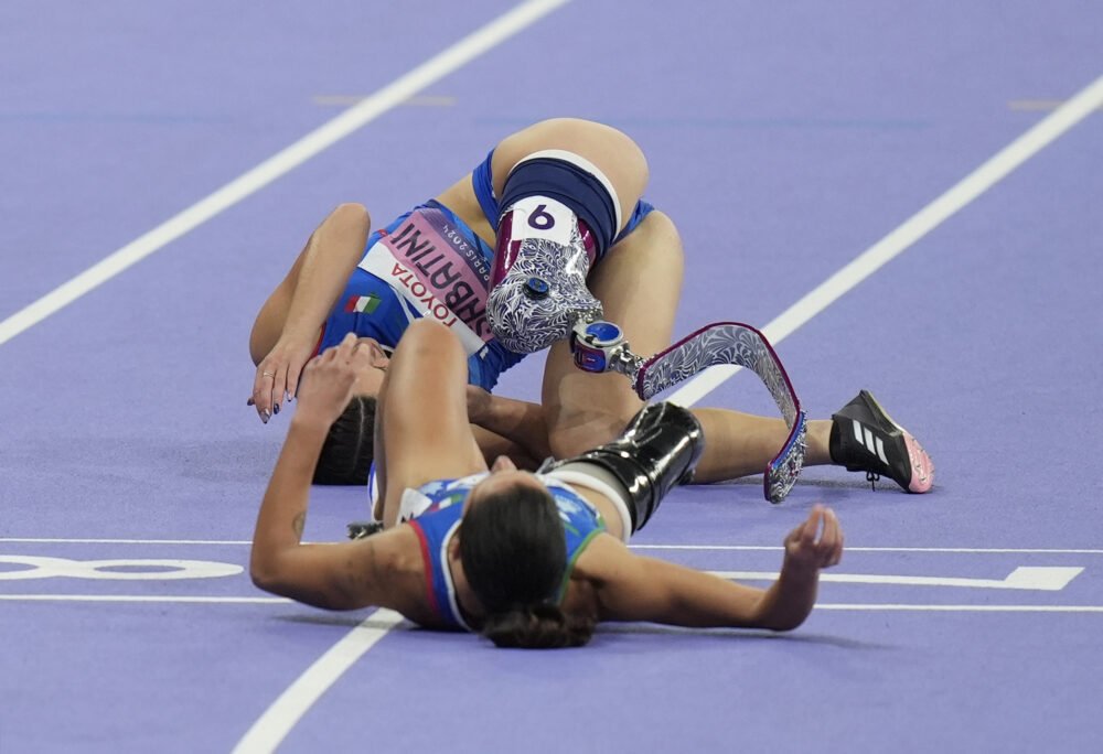 Atletica, cos’è successo nella finale dei 100 metri T63 alle Paralimpiadi: la caduta di Sabatini travolge Contrafatto