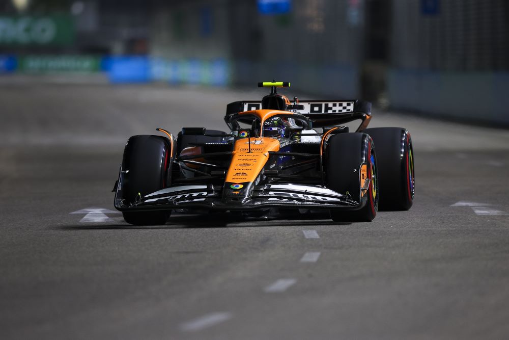 F1, Lando Norris in pole anche a Singapore davanti a Verstappen, Ferrari solo in quinta fila, Sainz a muro