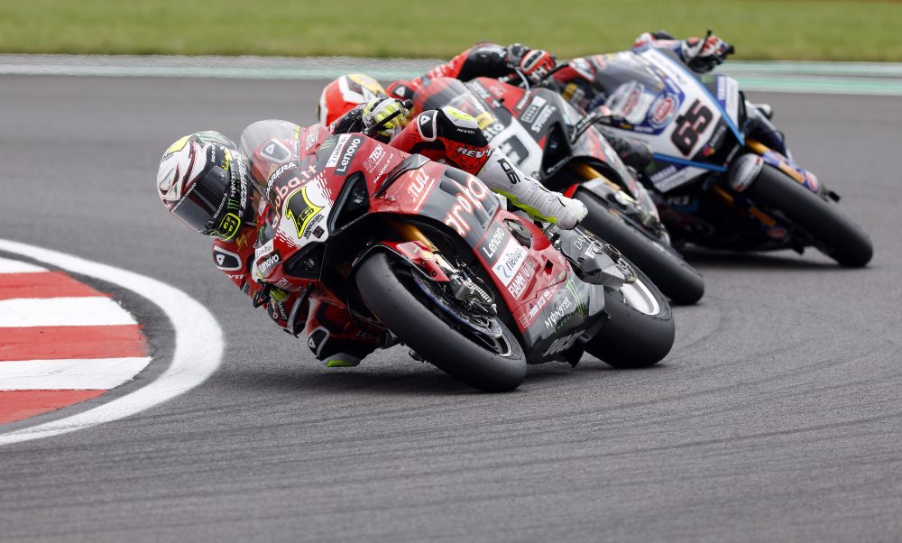 LIVE Superbike, GP Francia 2024 in DIRETTA: Bulega in testa, segue Petrucci!