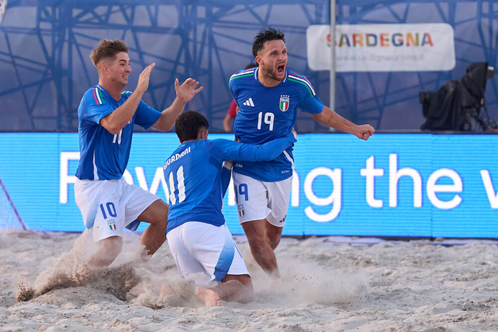 Beach soccer, l’Italia vola in finale agli Europei! Tripletta di Alessandro Remedi, Spagna battuta