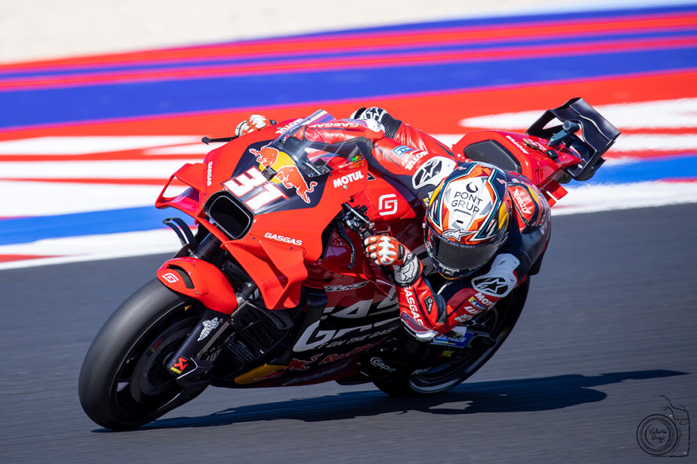 VIDEO MotoGP, la caduta di Acosta nella Sprint a Motegi: era al comando, Bagnaia ne approfitta