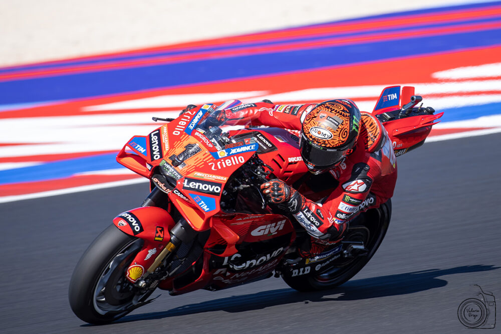 MotoGP, Bagnaia conquista una pole position di platino a Misano! Prima fila tutta italiana, 4° Martin