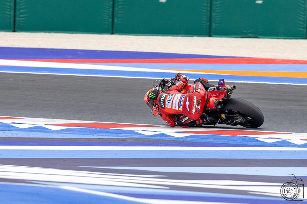 MotoGP, Bagnaia vola nelle pre qualifiche di Misano. Martin e Marquez in agguato, bene Bastianini