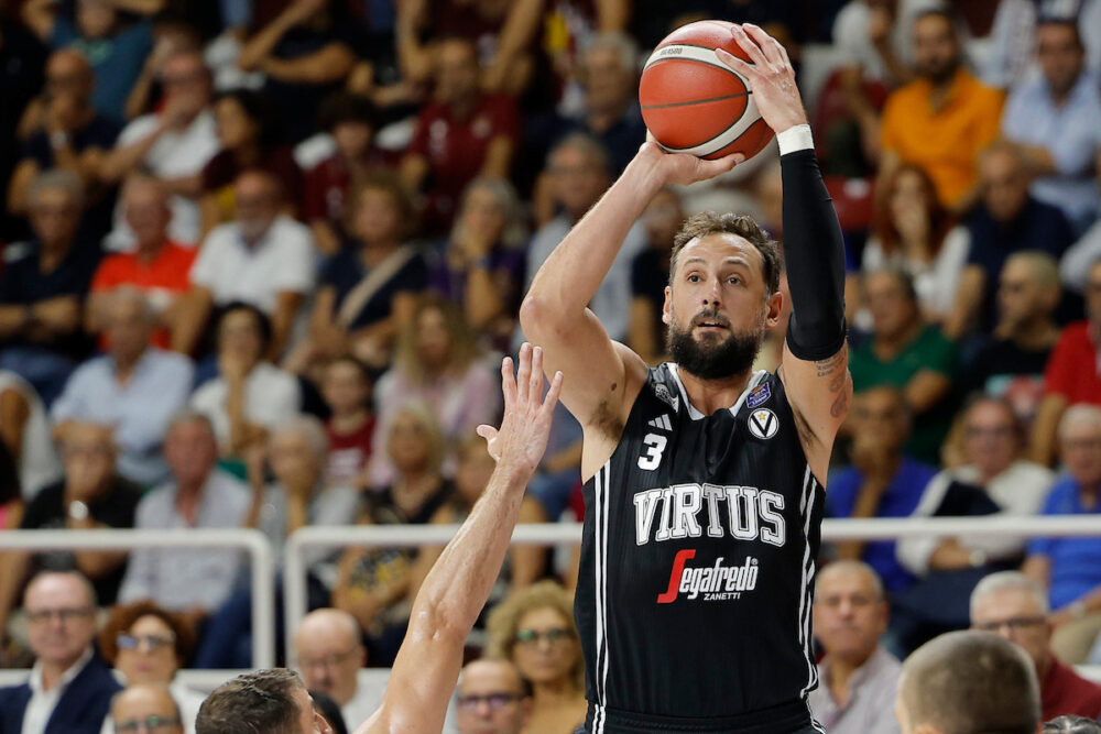 Basket, l’Olimpia Milano cerca il riscatto in Serie A contro Sassari. Impegno casalingo con Pistoia per la Virtus Bologna