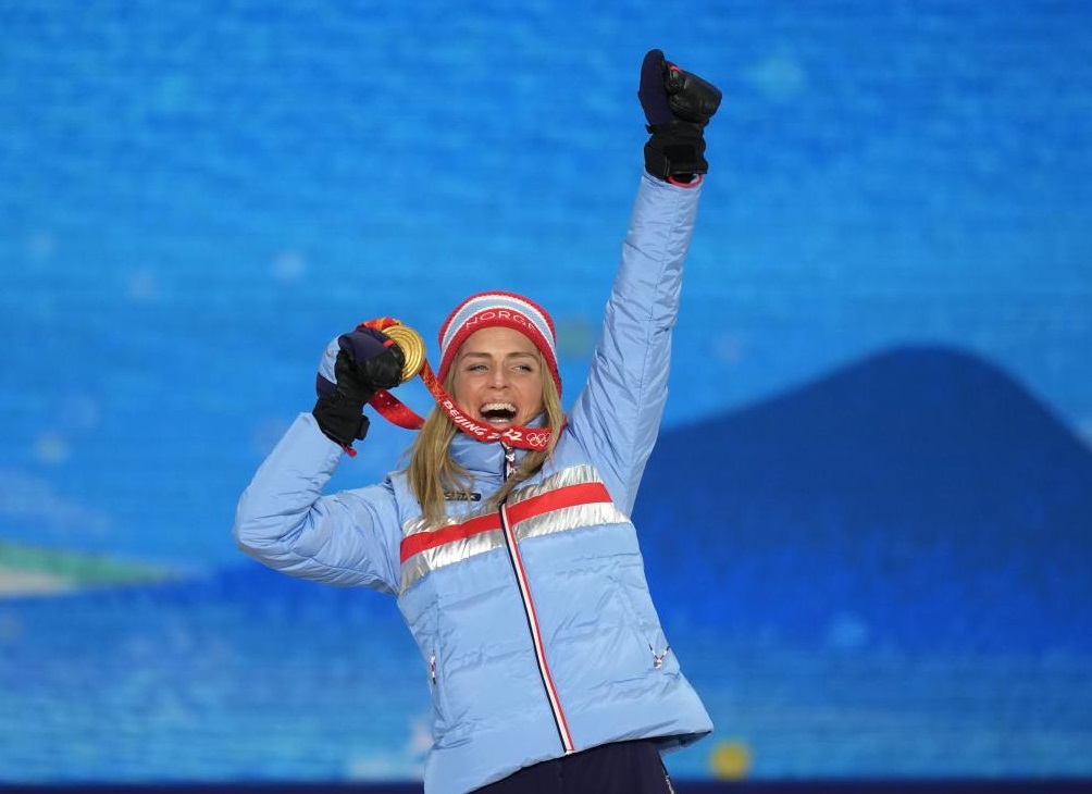 Sci di fondo, Therese Johaug “chissà perché… capitano tutte a me”? Troppo pericoloso allenarsi su skiroll, lei cade in palestra!