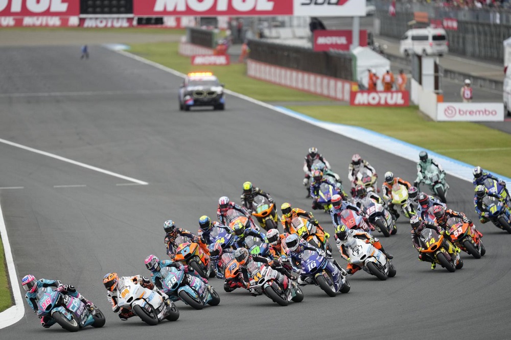 LIVE Moto2, GP Thailandia 2024 in DIRETTA: Canet vince la gara davanti a Ogura che festeggia il titolo!