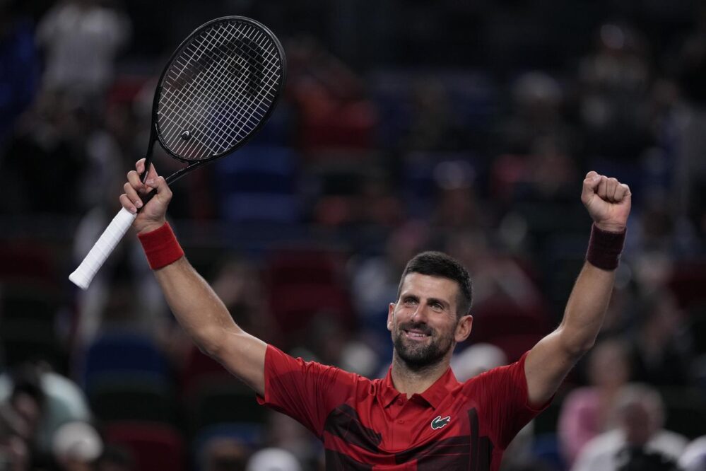 ATP Shanghai, Novak Djokovic supera in rimonta il giovane Mensik e si guadagna la semifinale