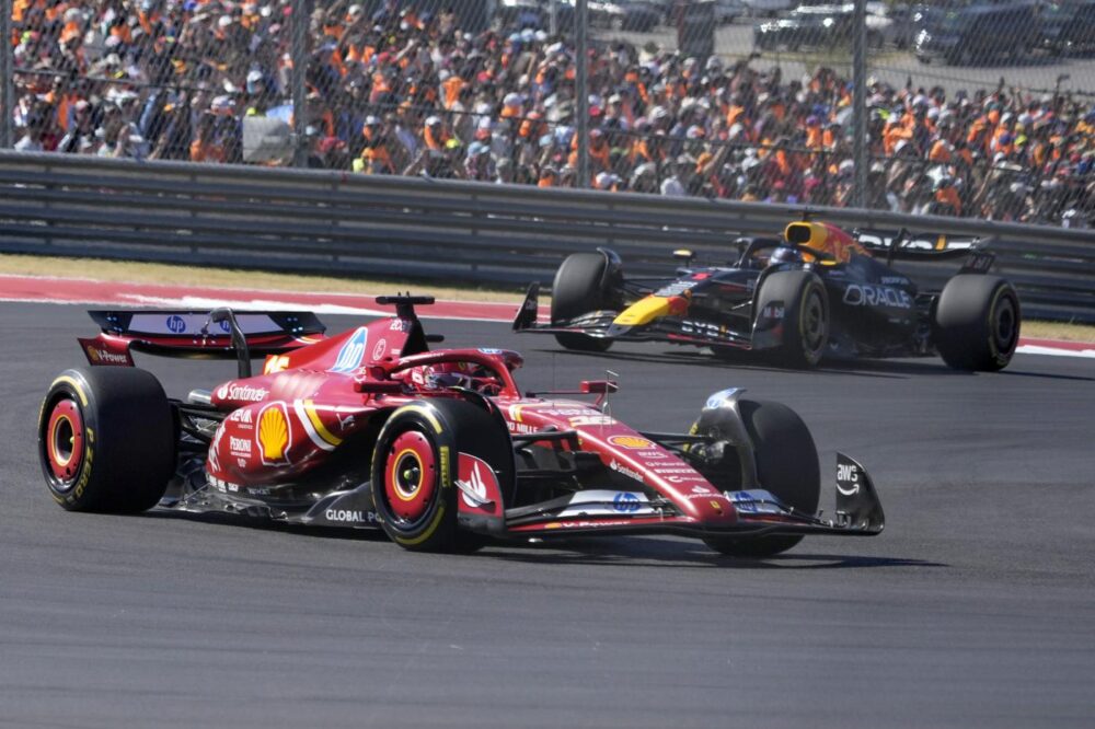 UNA FERRARI DA SOGNO! Leclerc domina il GP degli USA, 2° Sainz: doppietta Rossa e Mondiale costruttori riaperto!