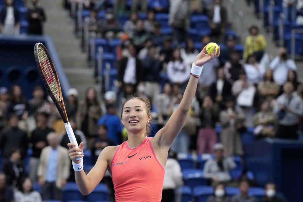 WTA Tokyo 2024, Zheng Qinwen piega in due set Sofia Kenin e conquista il titolo