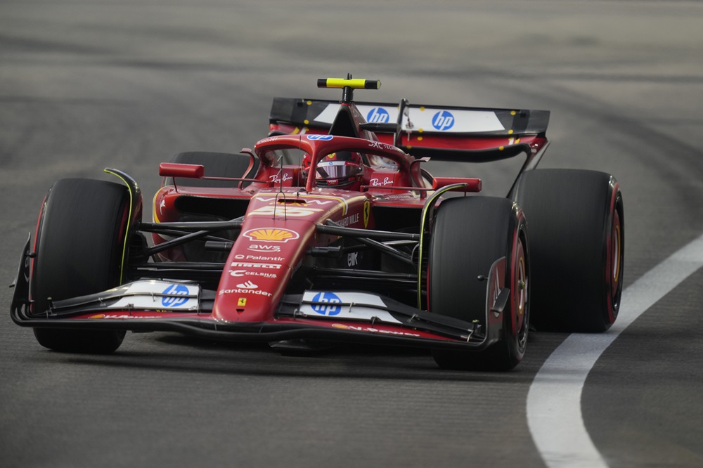 F1, Carlos Sainz svetta nelle FP2 del GP del Messico. Ottima Ferrari, problemi per Verstappen, Russell a muro