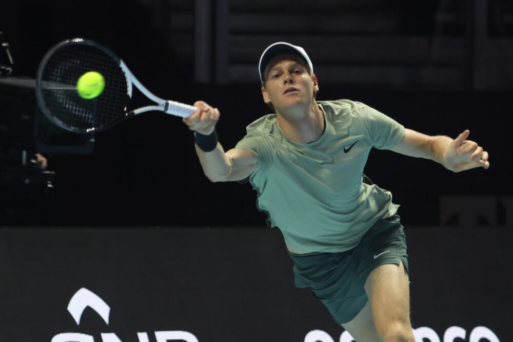 Jannik Sinner maltratta Medvedev e gli infligge una severissima lezione al Six Kings Slam