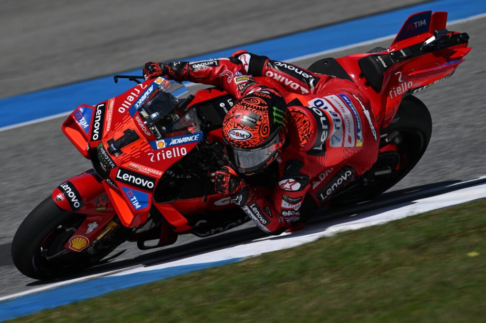 Bagnaia si prende una pole di forza nel GP di Thailandia. Martin cade, ma limita i danni