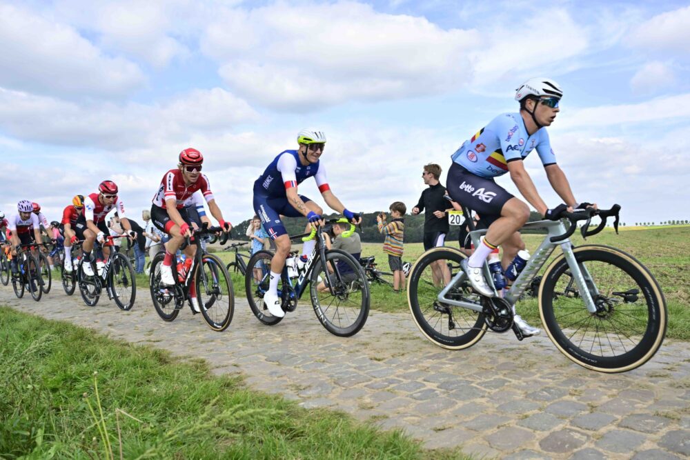 LIVE Parigi Tours 2024 in DIRETTA: tutto ancora aperto a 20km dall’arrivo