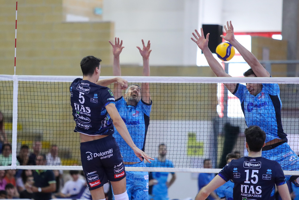 Volley, Michieletto trascina Trento alla vittoria in Superlega. Perugia si salva al tie break, Milano stende Civitanova