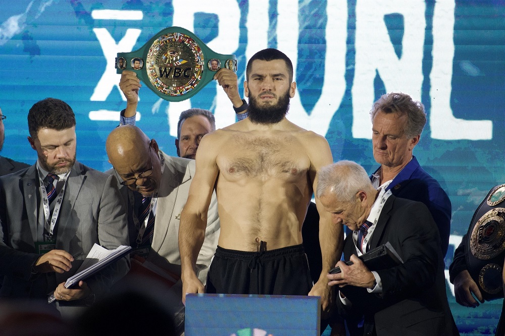 Boxe: Artur Beterbiev batte Dmitry Bivol ed è Campione del Mondo unificato dei pesi mediomassimi