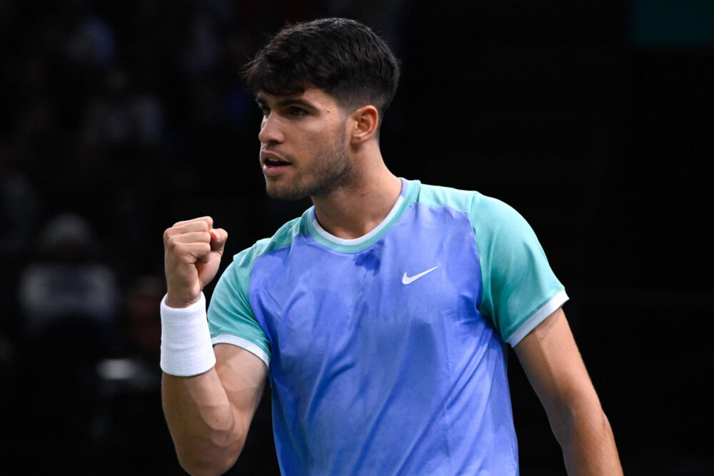 ATP Parigi Bercy, Carlos Alcaraz si sbarazza di Jarry tra alti e bassi all’esordio e si qualifica per gli ottavi