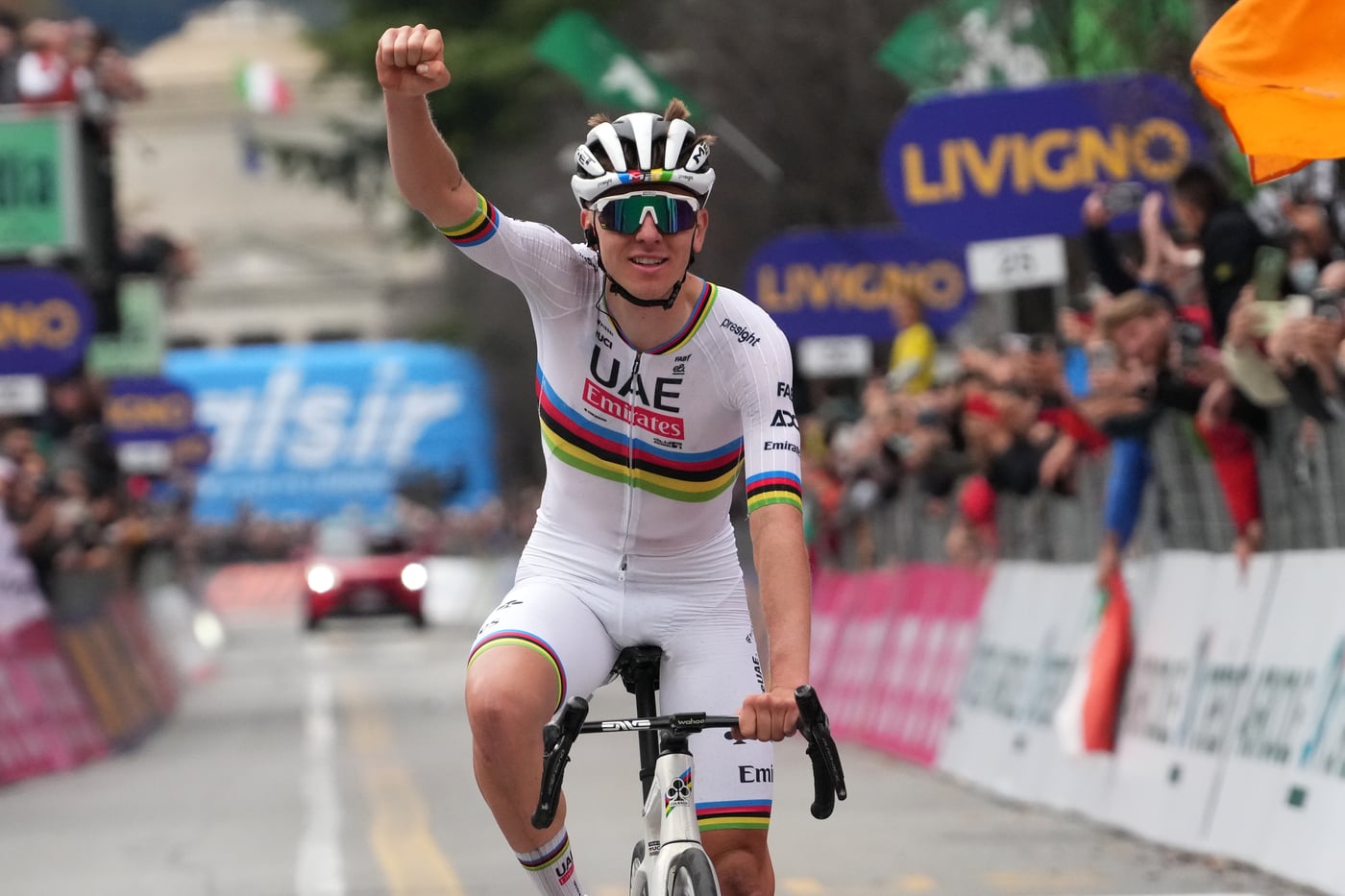 Tadej Pogacar bastona ancora tutti e vince il Giro di Lombardia. Ciccone sul podio