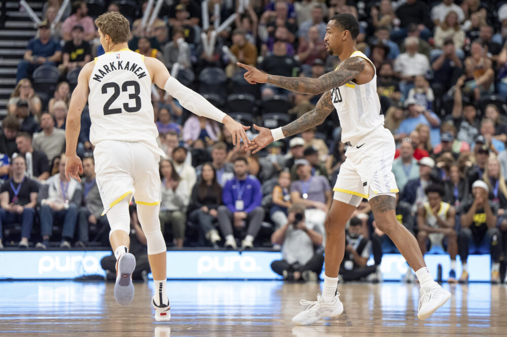 NBA, i risultati della notte (15 novembre): gli Utah Jazz vincono in casa contro i Dallas Mavericks. Decisivi Collins e Clarkson, non basta Doncic