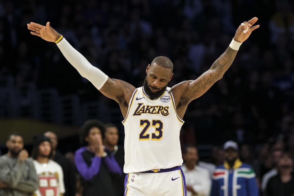 NBA, i risultati della notte (2 novembre): LeBron James scrive altri pezzi di storia, un buon Fontecchio non salva i Pistons