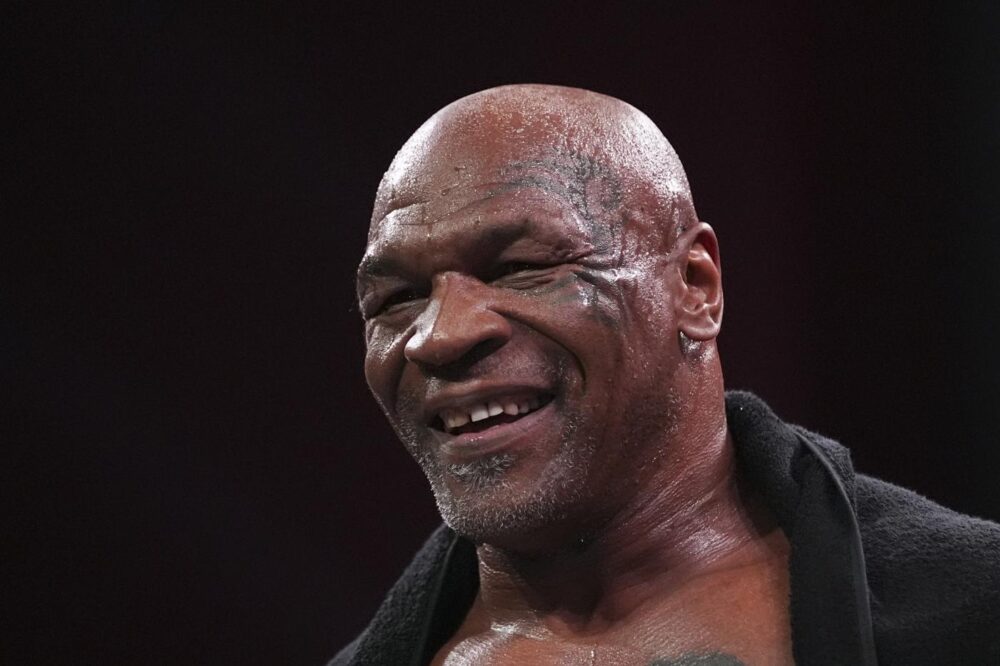 Mike Tyson illude, poi cala alla distanza e si arrende ai punti contro Jake Paul