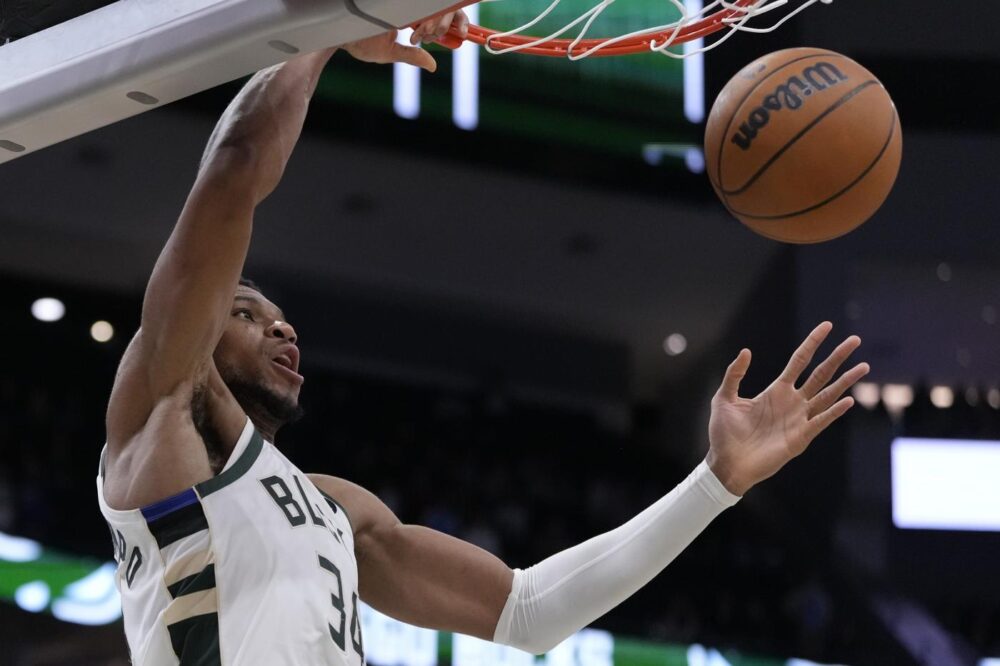 NBA, risultati della notte (21 novembre): riscatto Cavaliers, Antetokounmpo trascinatore in casa Bucks. 76ers, si ferma Paul George