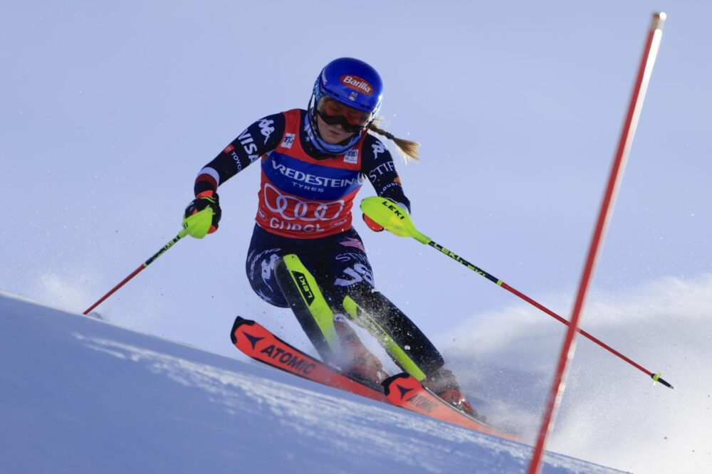 Mikaela Shiffrin davanti a metà gara nello slalom di Gurgl, ma la concorrenza si avvicina