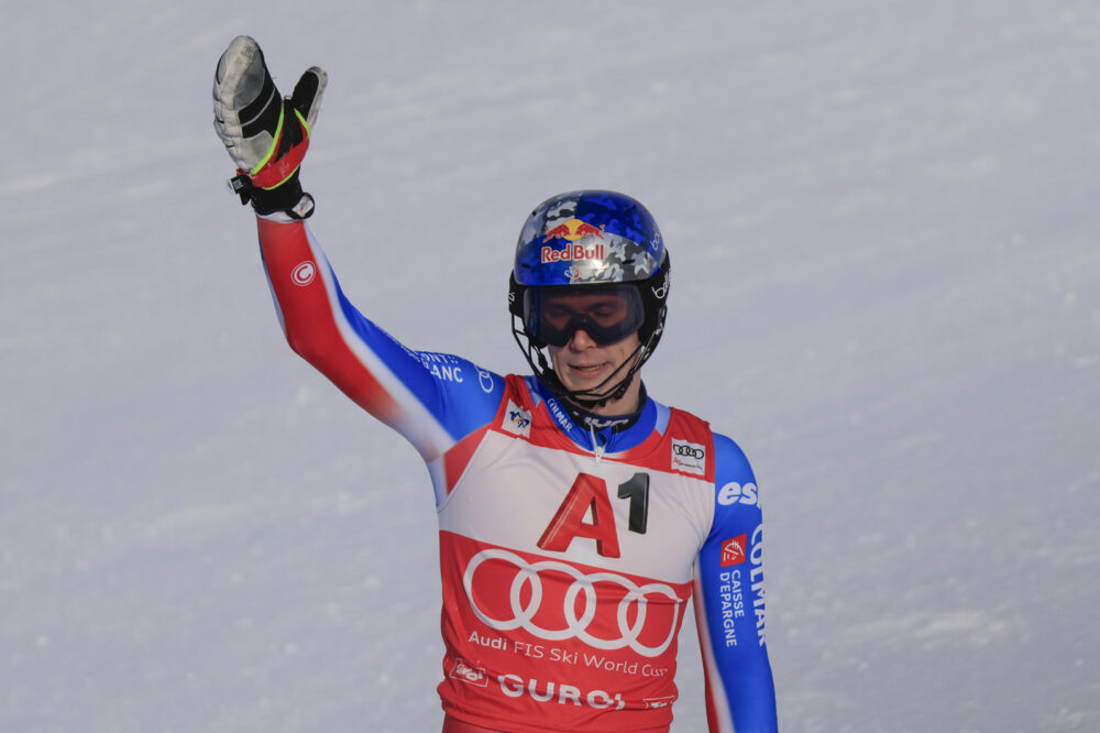 Clement Noel firma il bis in slalom a Gurgl. Vinatzer nei 20 senza convincere