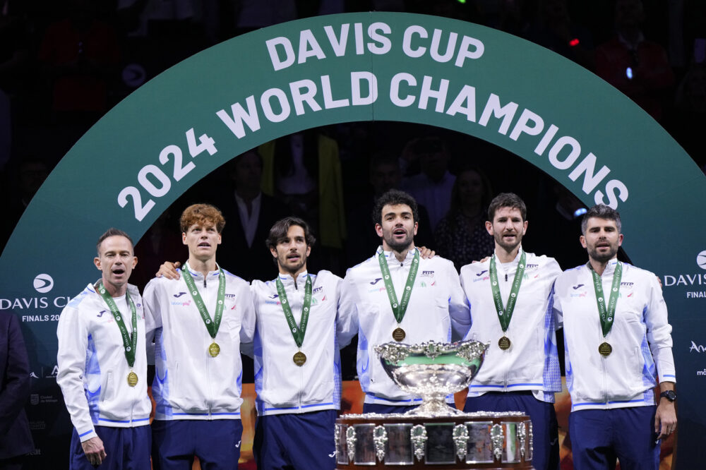 L’Italia vince la Coppa Davis: la premiazione degli azzurri, l’Inno di Mameli e l’Insalatiera al cielo