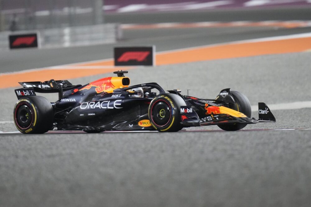 F1, Verstappen firma una pole position spaziale in Qatar, poi viene penalizzato. McLaren in seconda fila, la Ferrari deve rimontare