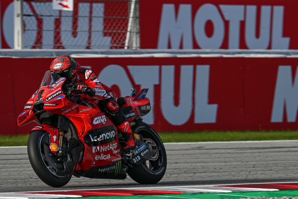 Bagnaia in pole a Barcellona, sorpresa Espargarò. Martin in seconda fila