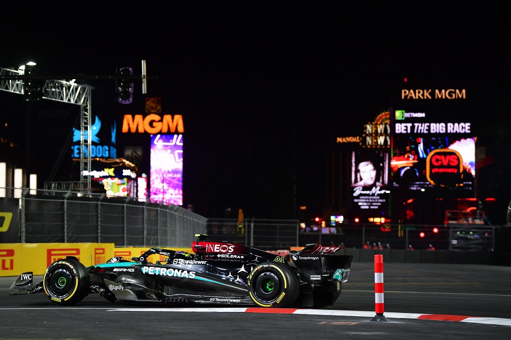 F1, Lewis Hamilton fa la differenza nella FP2 a Las Vegas. Ferrari vicine, Verstappen con problemi