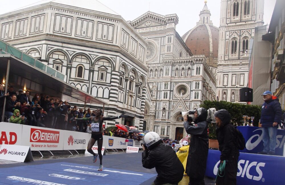 Maratona Firenze 2024: risultati e classifica. Vittorie dei keniani Samuel Kiplimo Naibei e Dorine Jerop Murmomen