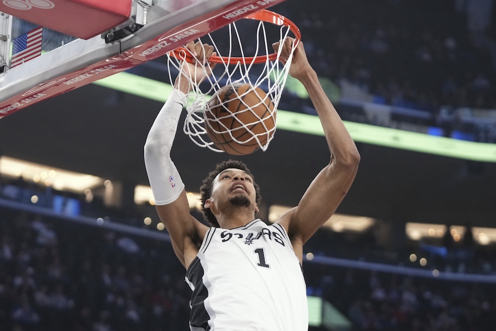 NBA, i risultati della notte (24 novembre): Wembanyama torna e trascina gli Spurs. I Bucks vincono ancora