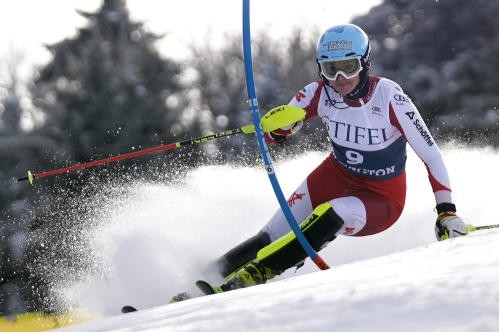 VIDEO Katharina Huber, la caduta virale: pancia sulla neve dopo la partenza a Semmering