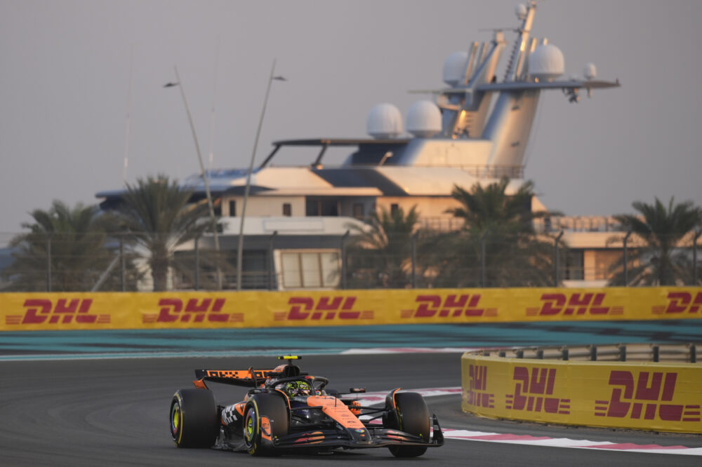 F1, doppietta McLaren in FP2 ad Abu Dhabi. Norris il più veloce, Ferrari all’inseguimento