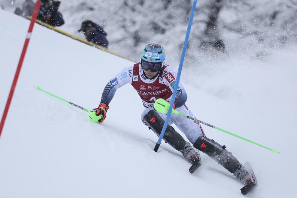 Timon Haugan comanda lo slalom dell’Alta Badia a metà gara: distacchi pesanti. Out Vinatzer