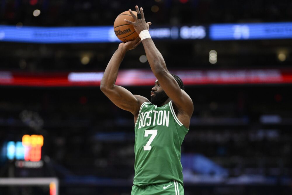 NBA, i risultati della notte (28 dicembre): Jaylen Brown ne fa 44 e trascina i Celtics, vincono anche Cavaliers e Mavericks. Warriors ko con i Clippers