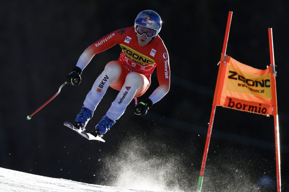 Cosa è successo a Marco Odermatt nella discesa di Bormio: gara rovinata dall’airbag?