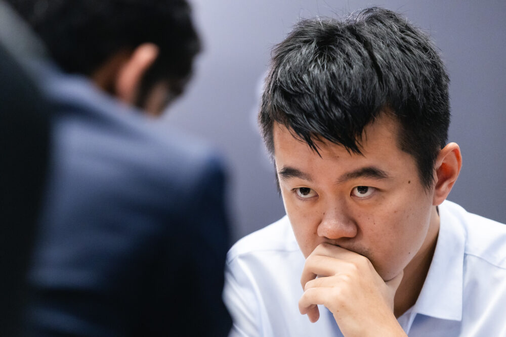 Scacchi: Ding Liren, reazione Mondiale! Il campione gioca splendidamente, batte Gukesh e pareggia il match sul 6 6